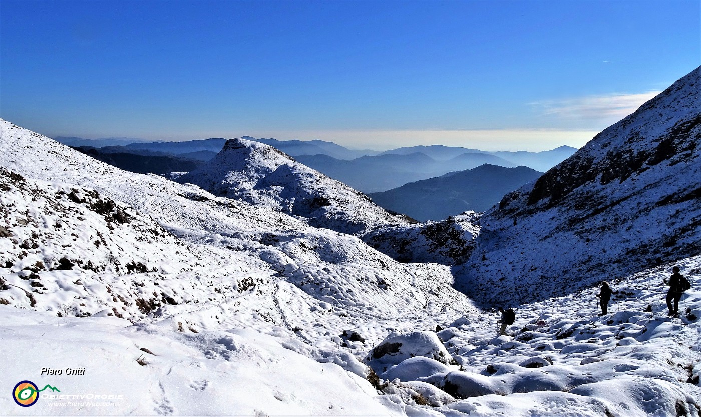 68 In discesa dalla Bocchetta di Cima Grem verso il Bivacco Mistri.JPG -                                